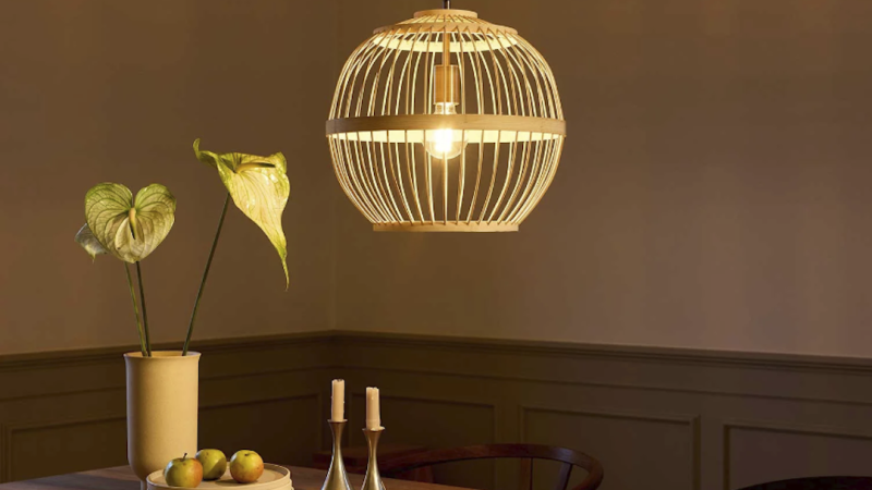 Lumière chaleureuse avec un lustre nordique en bois