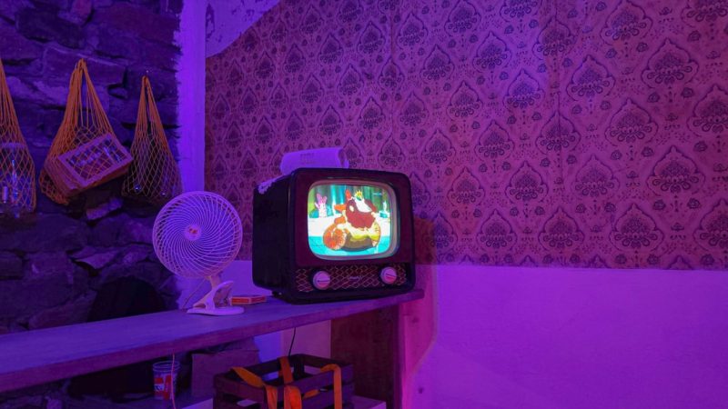 Lumière chaleureuse avec un lustre nordique en bois