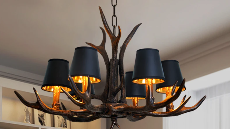 Lustre en fer forgé style campagnard avec bois de cerf