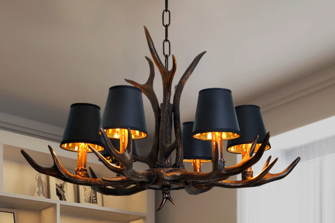 Lustre en fer forgé style campagnard avec bois de cerf