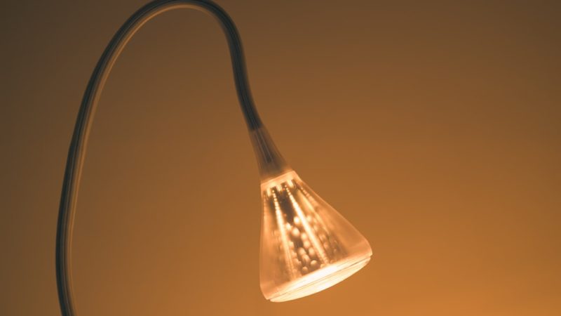 Lampe de sol en forme de tente: un éclairage original
