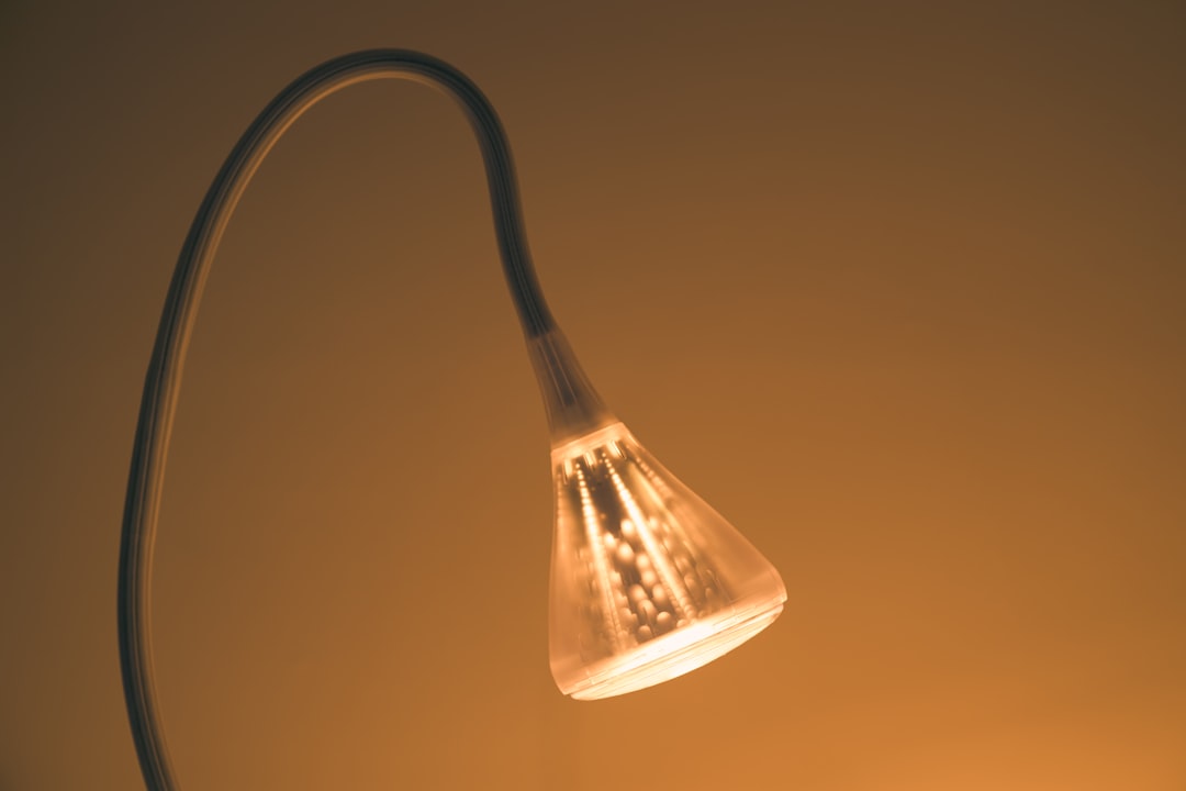 Cercle lumineux d&rsquo;oiseaux arc-en-ciel captivant