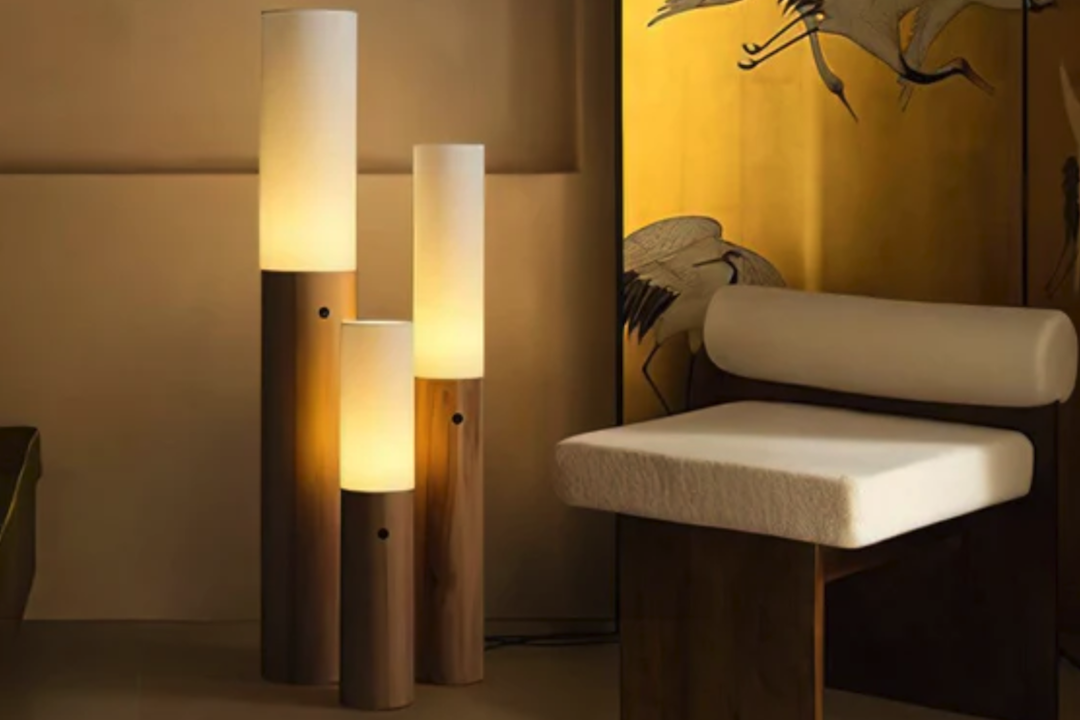 Lampe sur pied en colonne de bois cylindrique