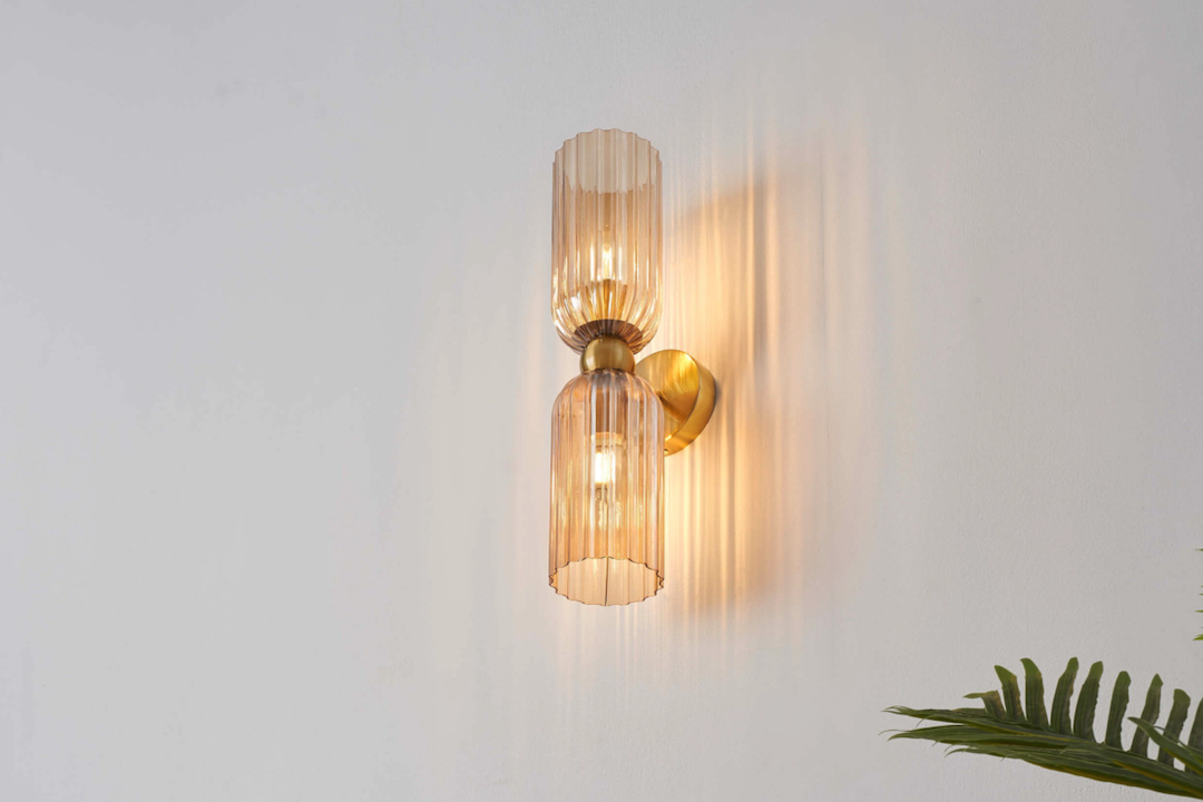 Lampe murale en verre côtelé tubulaire en laiton