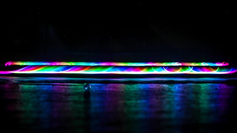 Cercle lumineux d&rsquo;oiseaux arc-en-ciel captivant