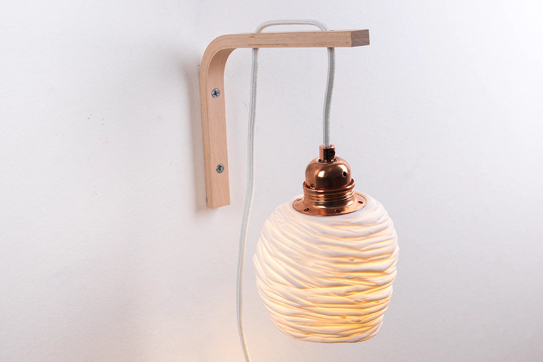 Luminaire mural en porcelaine pour une ambiance raffinée dans la chambre d&rsquo;amis