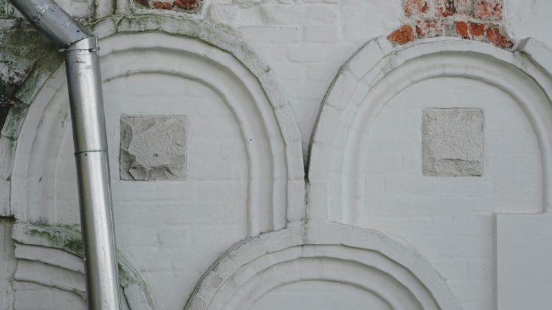 Luminaire mural en porcelaine pour une ambiance raffinée dans la chambre d&rsquo;amis