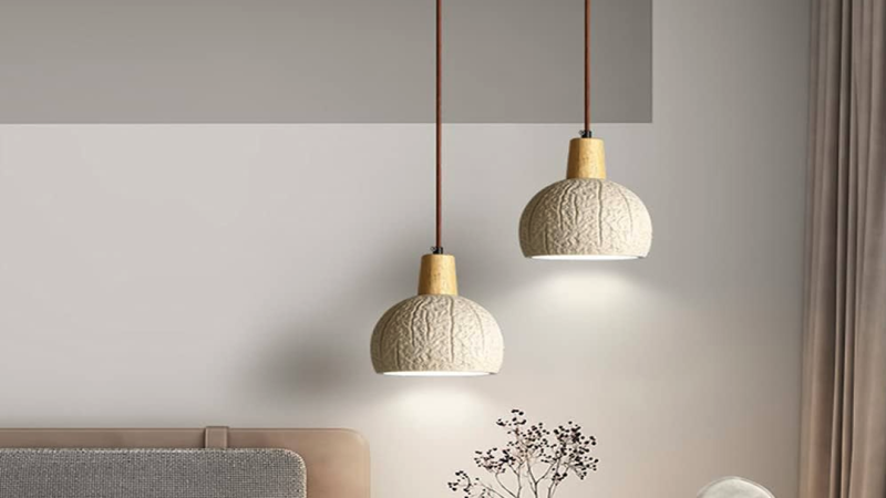 Lampe suspendue en béton et bois pour appartement industriel