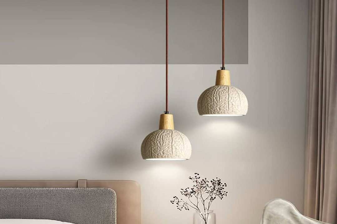 Lampe suspendue en béton et bois pour appartement industriel