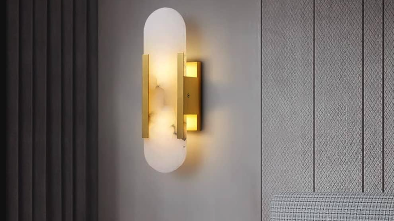 Lumière murale en albâtre pour une vanité de salle de bain de luxe