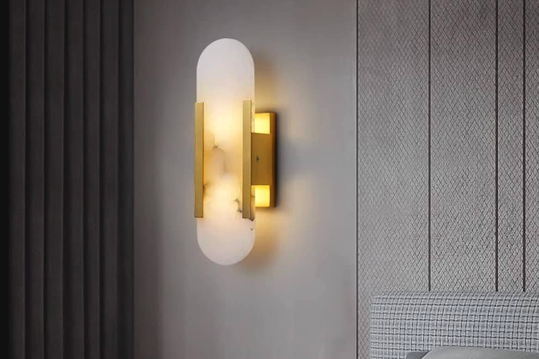 Lumière murale en albâtre pour une vanité de salle de bain de luxe