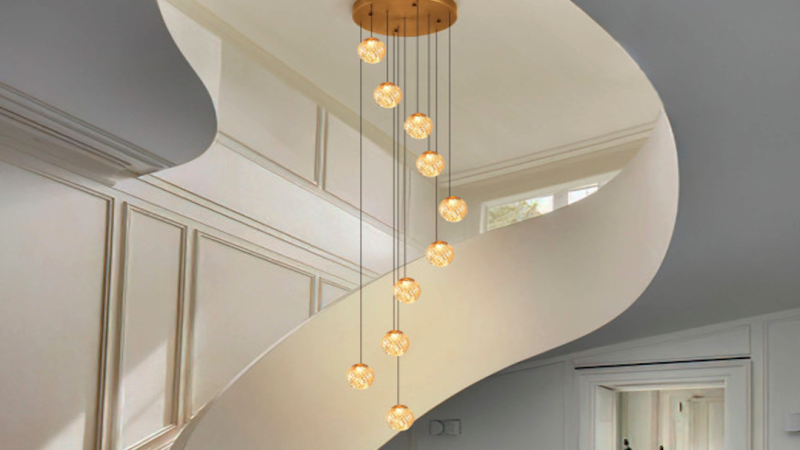 Luminaire pendentif moderne pour escalier en or.