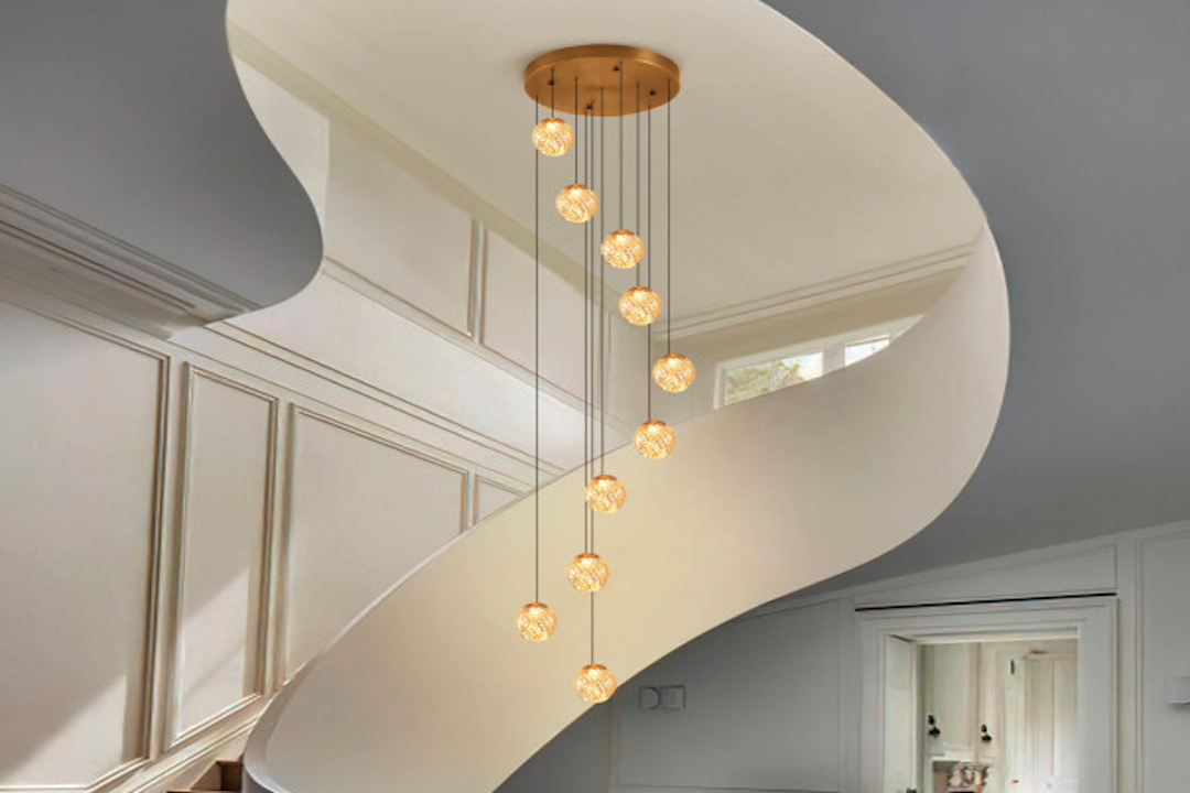 Luminaire pendentif moderne pour escalier en or.