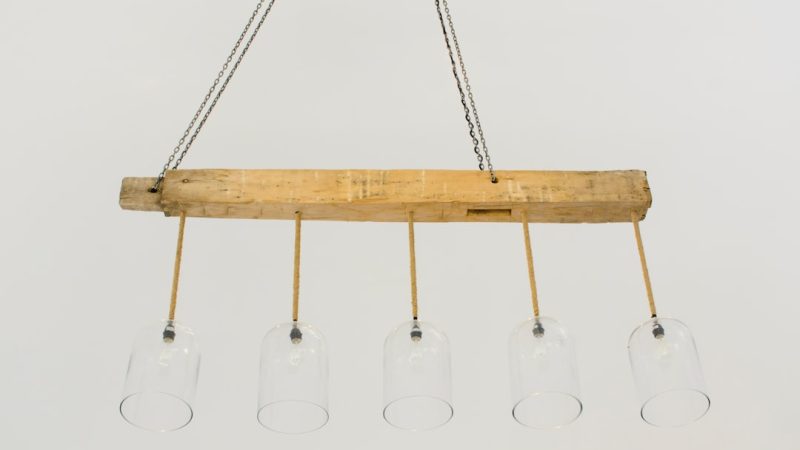 Lampe suspendue en béton et bois pour appartement industriel