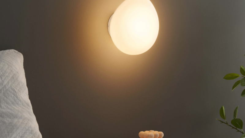 Lampe murale de chevet en verre opale doux