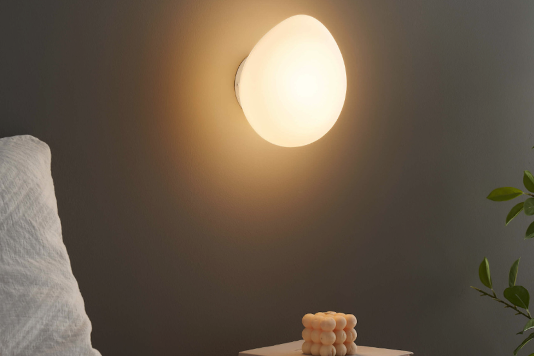 Lampe murale de chevet en verre opale doux