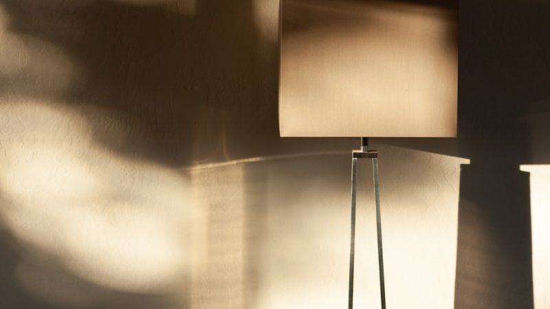 Lampe de sol en métal texturé pour un coin ambiant