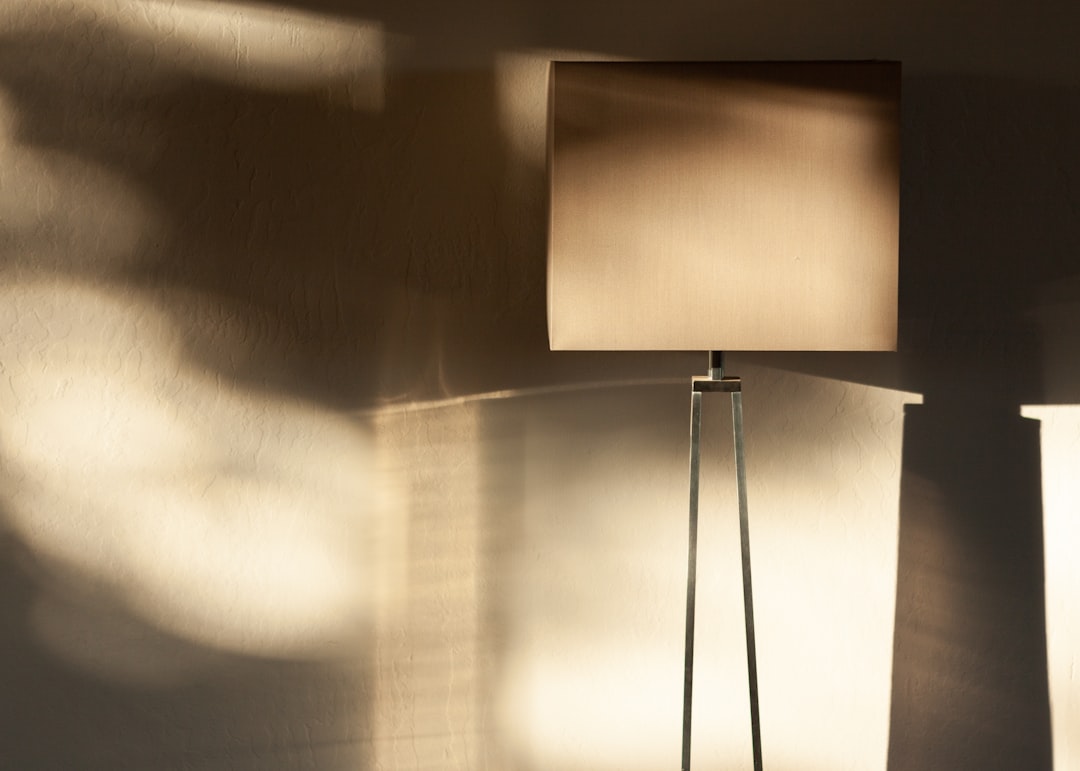 Lampe de sol en métal texturé pour un coin ambiant