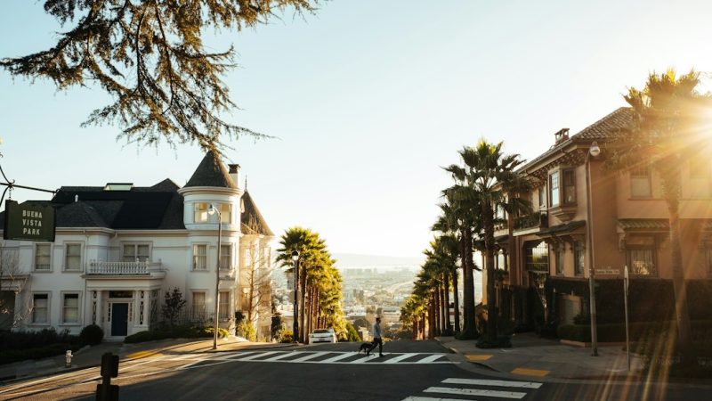 Lampe murale de chevet en verre opale doux