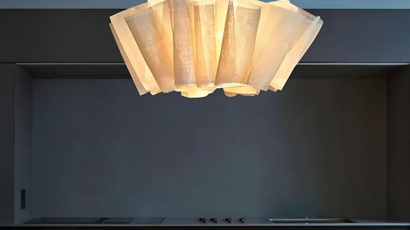 Lampe suspendue en lin plissé surdimensionnée pour un salon dramatique