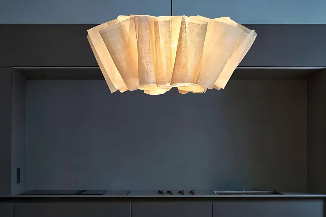 Lampe suspendue en lin plissé surdimensionnée pour un salon dramatique