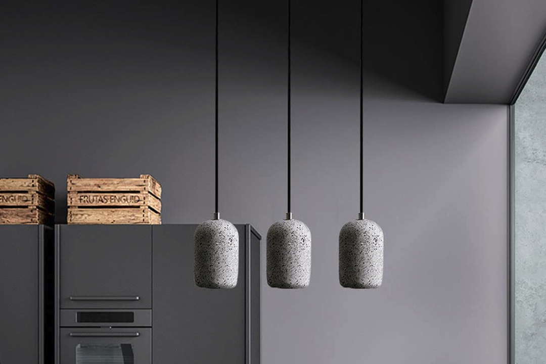 Lampe suspendue industrielle en béton pour îlot de cuisine modernisé