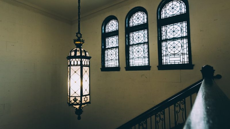 Lampe suspendue industrielle en béton pour îlot de cuisine modernisé