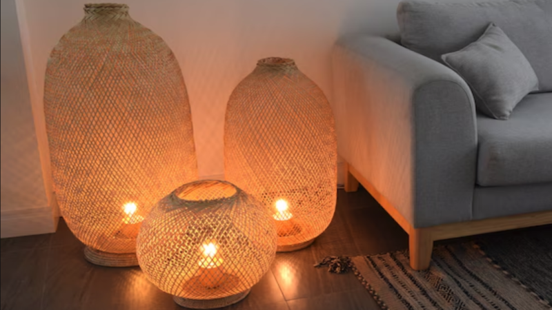 Lampe de sol en rotin pour un salon bohème