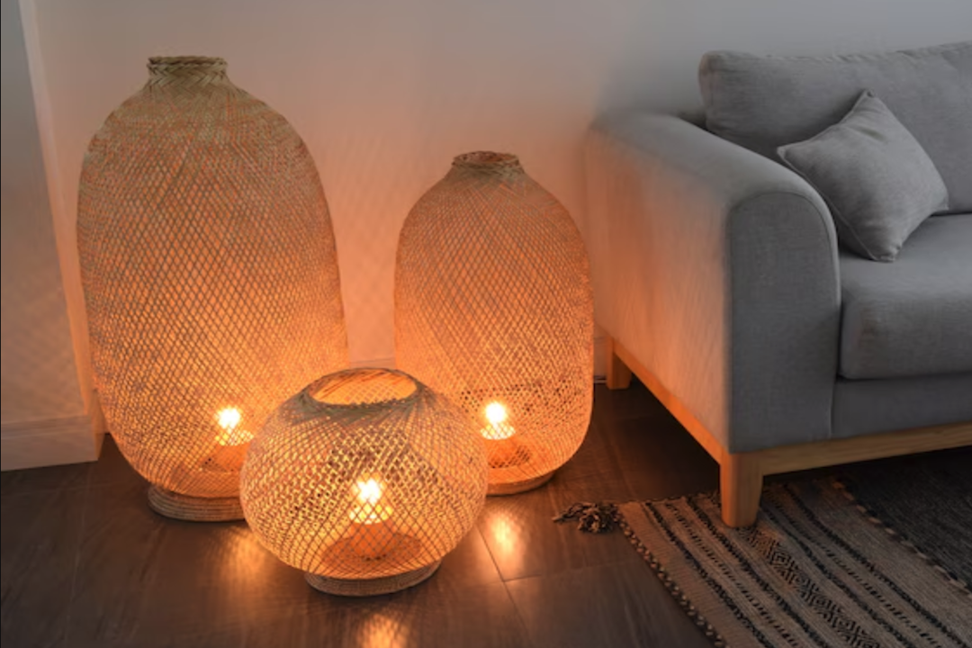 Lampe de sol en rotin pour un salon bohème