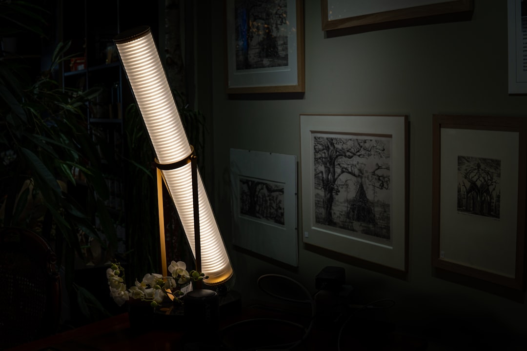 Lampe de sol en rotin pour un salon bohème