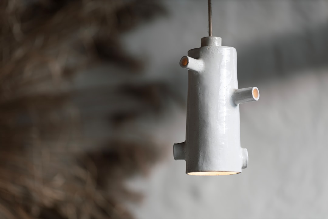 Lampe de chevet en porcelaine peinte à la main